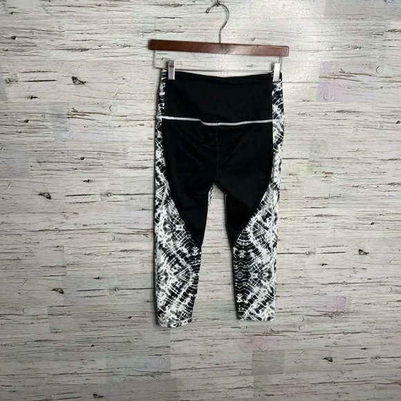 Victoria’s secret vsx knock out black  white capri athletic leggings size small - Picture 8 of 8